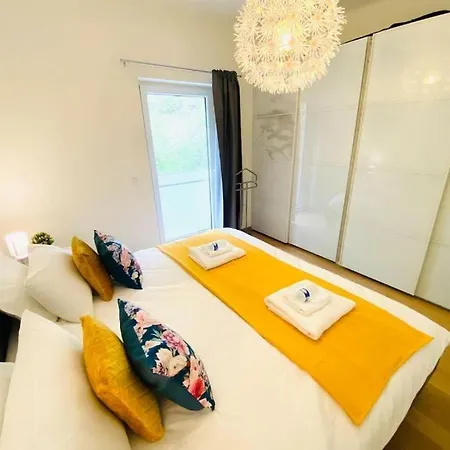 Airy And Spacious 3 Bedroom W Terrace&parking