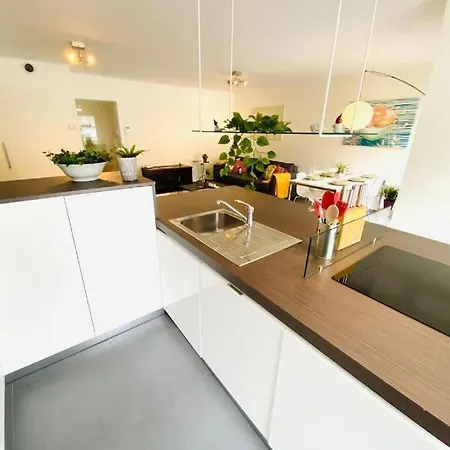 Airy And Spacious 3 Bedroom W Terrace&parking דירה *